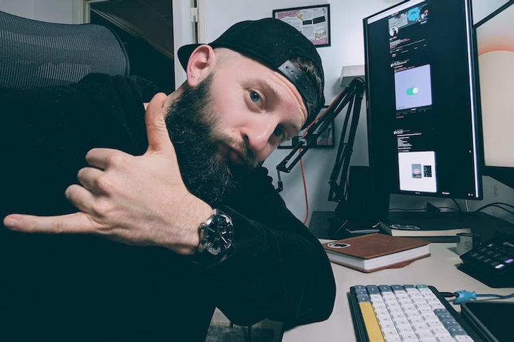 Jhey at his desk